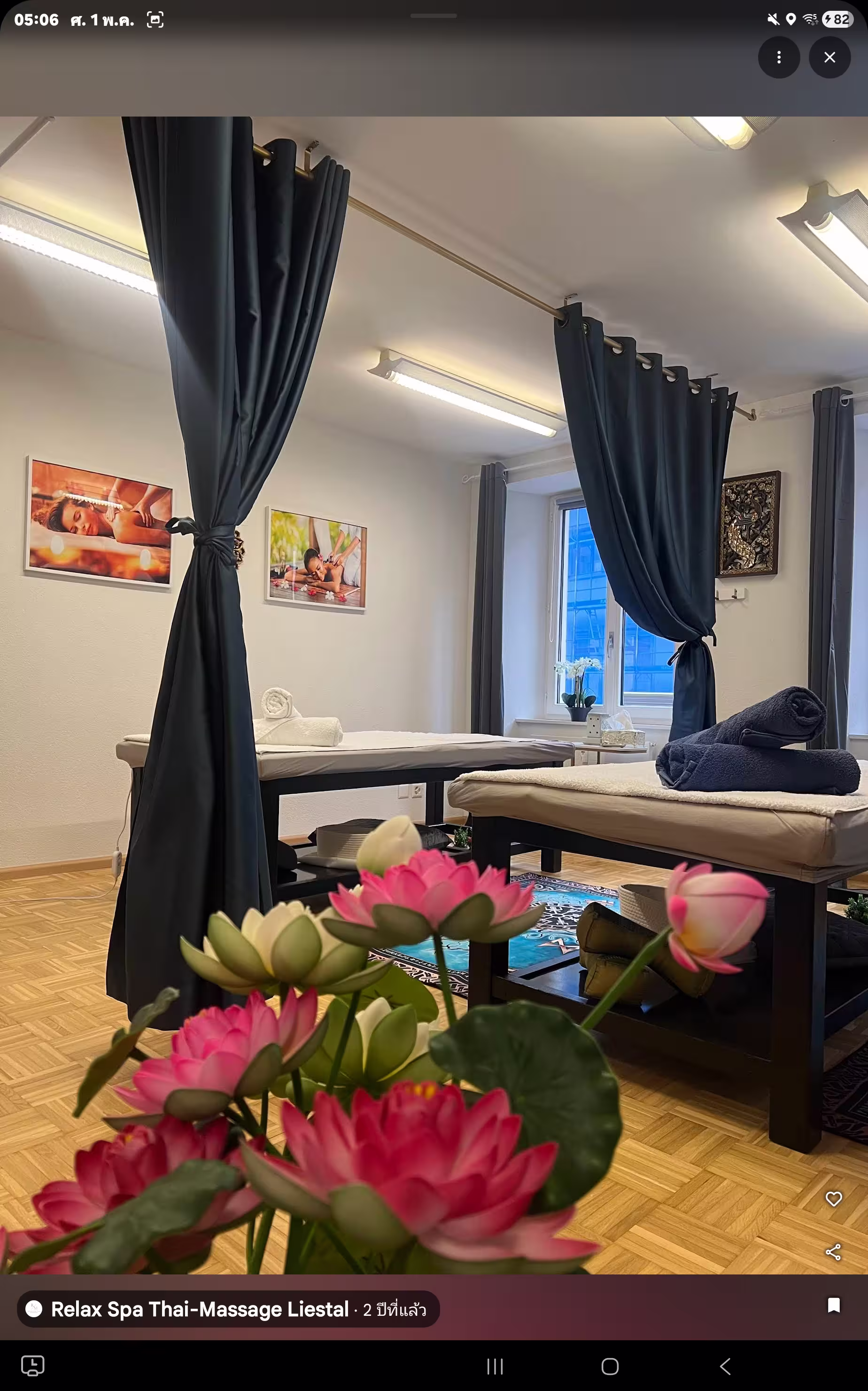 Behandlungsraum von Relax Spa Thai Massage Liestal mit Massagetischen und Lotusblumen