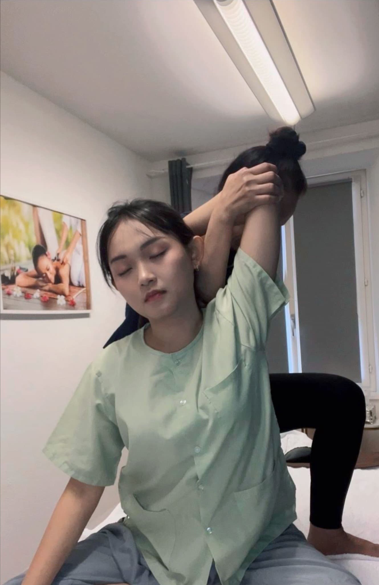 Authentische Thai-Massage bei Relax Spa Liestal – Arm- und Schulterdehnung